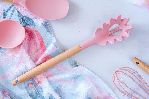 ملعقة مكرونة سليكون يد خشب كبير