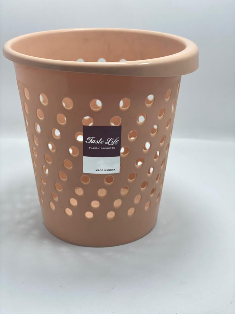 سلة قمامة بلاستيكية مخرم