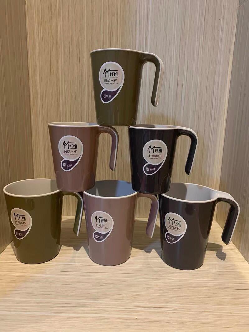 كوب ماء بلاستيك بيد  DM1553