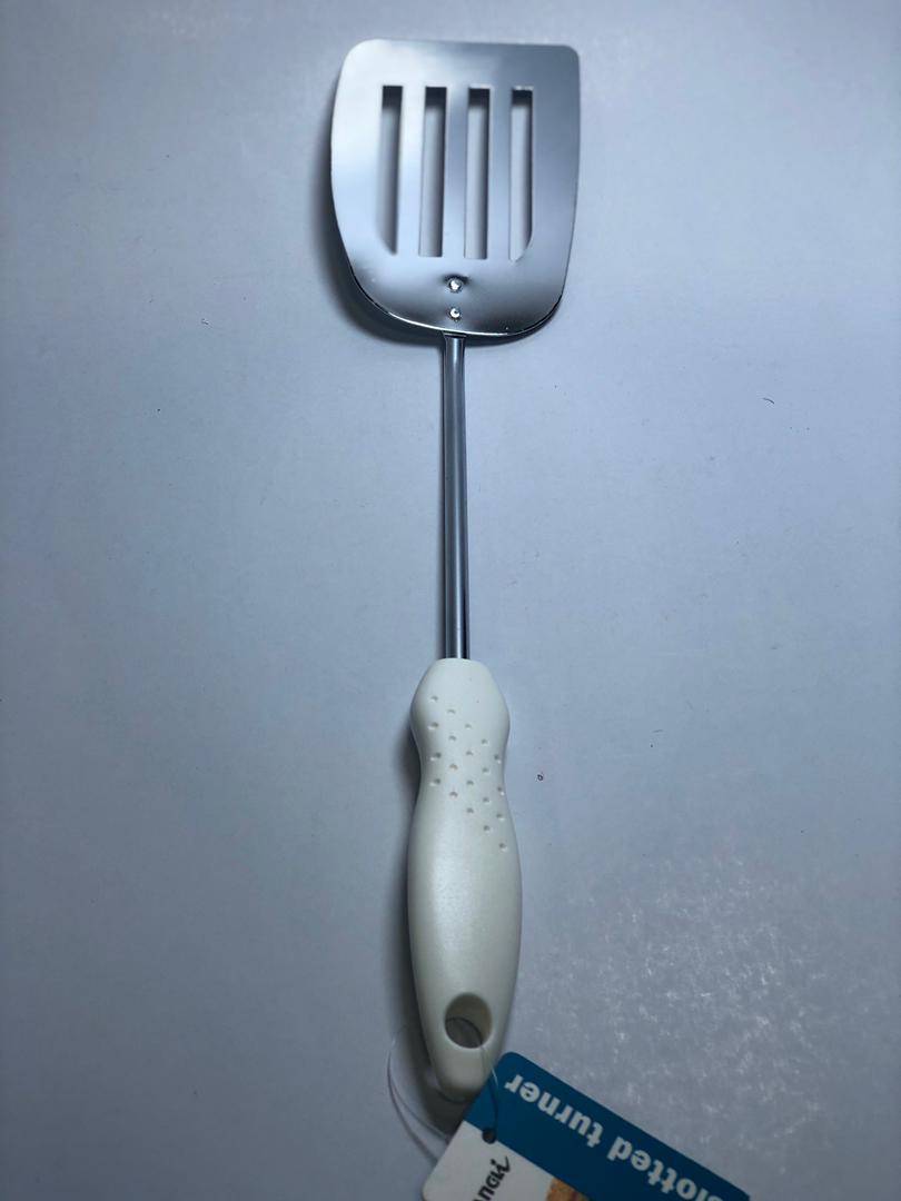 ملعقة خبز ستيل مخرم يد بلاستيك يانجلي 400122