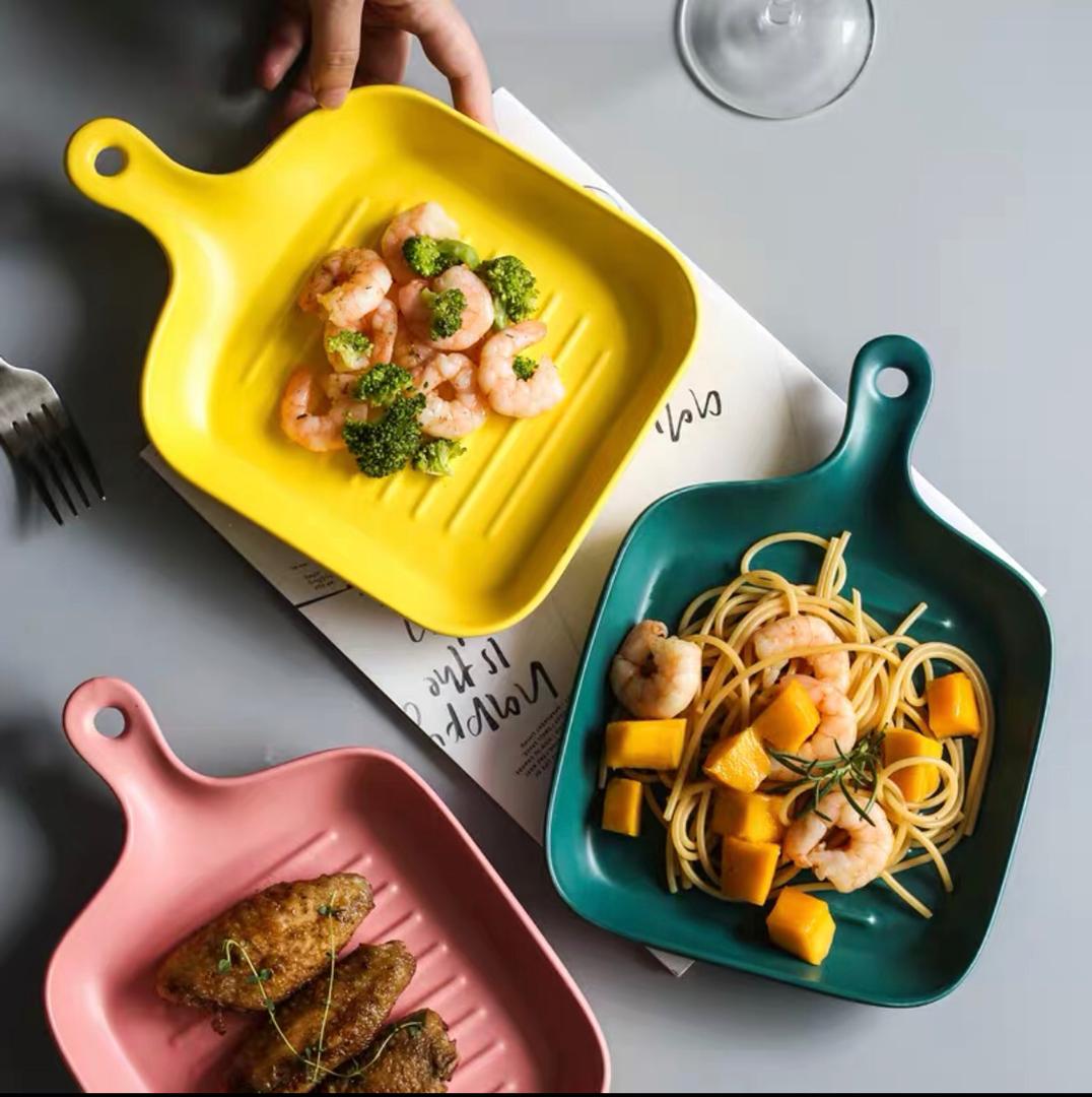 صحن فرن سيراميك مقلم مربع بيد  18*16 سم